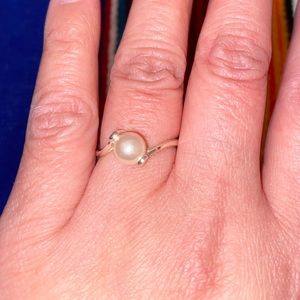 Sterling silver ring with pearl accent